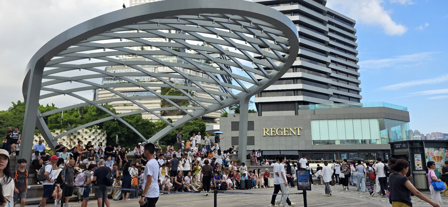"Hong Kong modern architecture phtographed by Vanja Keindl"